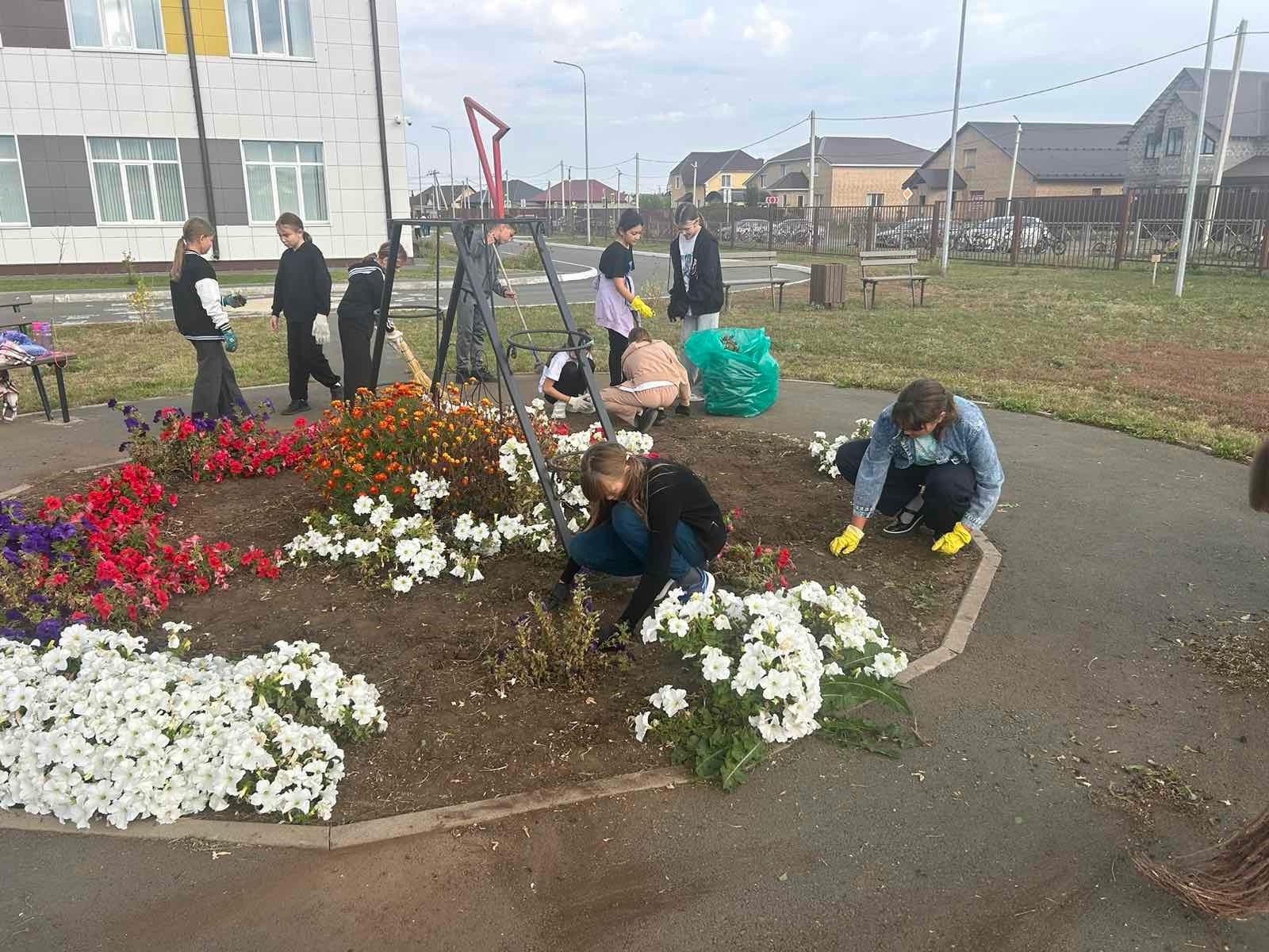 В МАОУ «Подгороднепокровская СОШ» прошла трудовая пятница, в которой приняли участие педагоги, обучающиеся и родители..