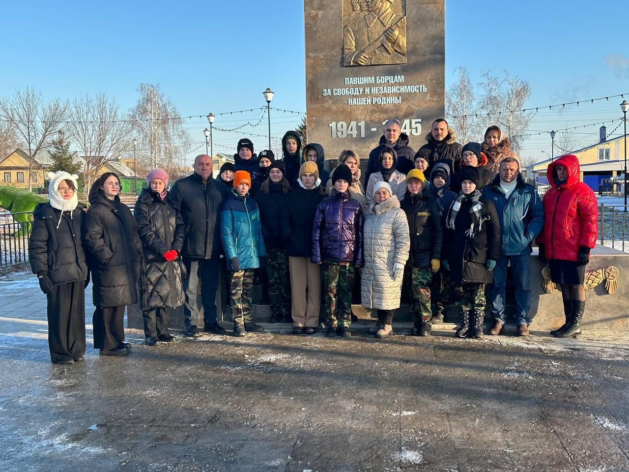 Почтили память Героев Отечества.